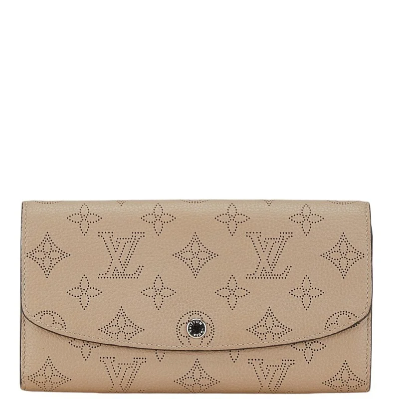 Ladies Louis Vuitton Petite Malle bags in a pastel color for a soft lookLOUIS VUITTON Iris Wallet