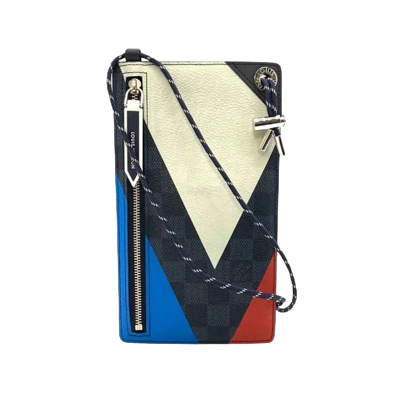 Louis Vuitton handbags with a patent - leather finish for a shiny lookLOUIS VUITTON America's Cup Clutch Bag