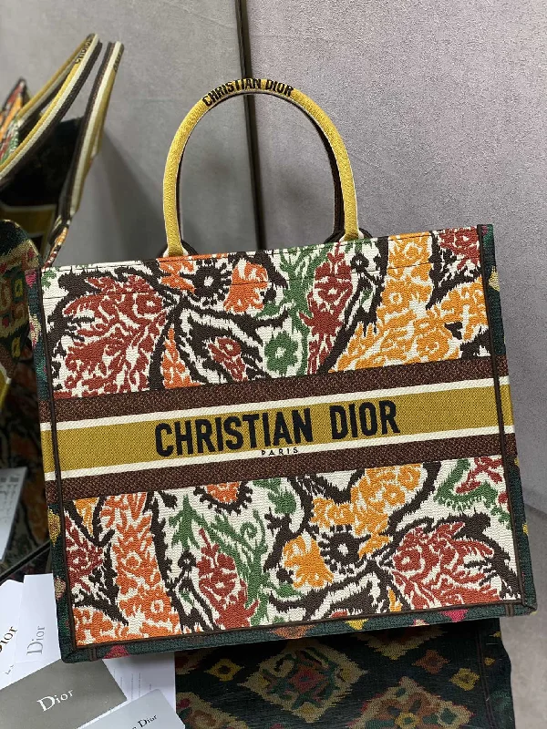 Stylish Christian Dior shoulder bags with a tassel - adorned zipperChristian Dior Bags  495