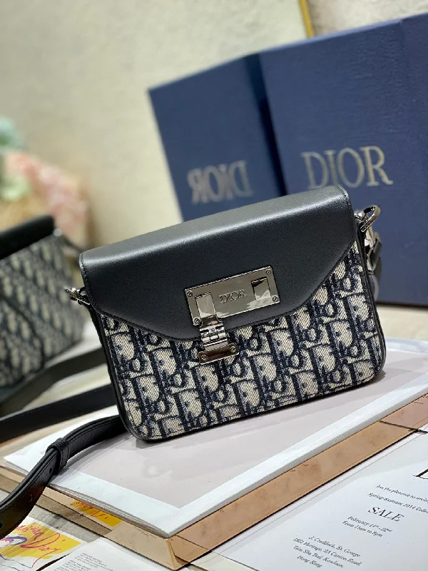 Fashion - forward Christian Dior tote bags for the modern womanChristian Dior - Luxury Bags  713