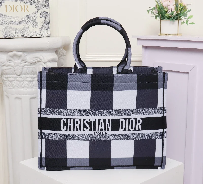 Christian Dior Saddle bags with a patent leather finish for a shiny lookGlitzyBags - Designer bags by Dior 178