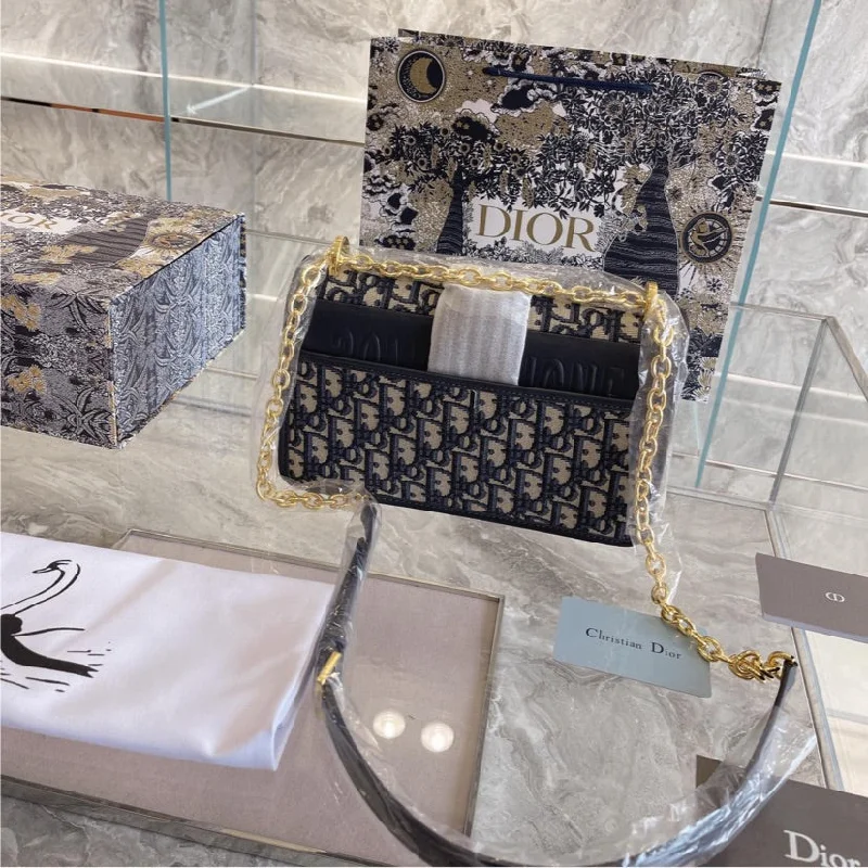 Christian Dior bags with a quilted pattern and gold - toned hardwareDior woman shoulder /crossbody