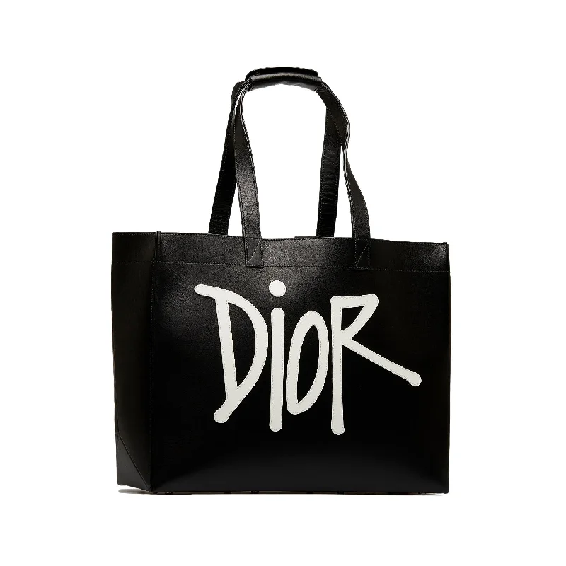 Christian Dior backpacks with a sleek, minimalist silhouetteDior x Stussy Large Logo Applique Tote (SHG-FLoMF8)